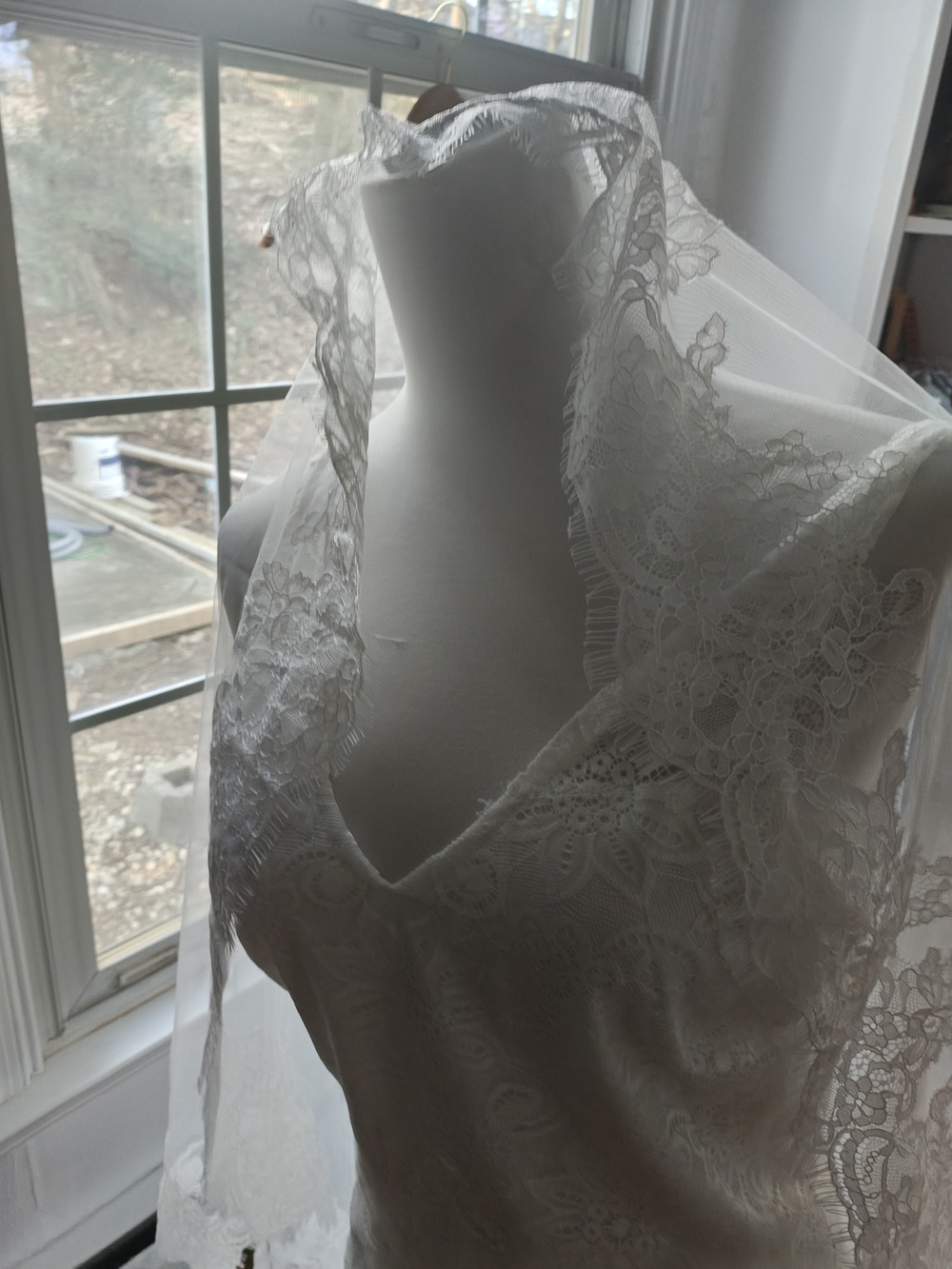 Delicate Lace-Edged Bridal Veil - White - Picture 8 of 11